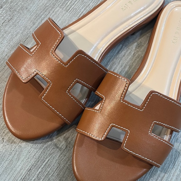 Crown & Ivy Brown Slide Sandals - Picture 4 of 7